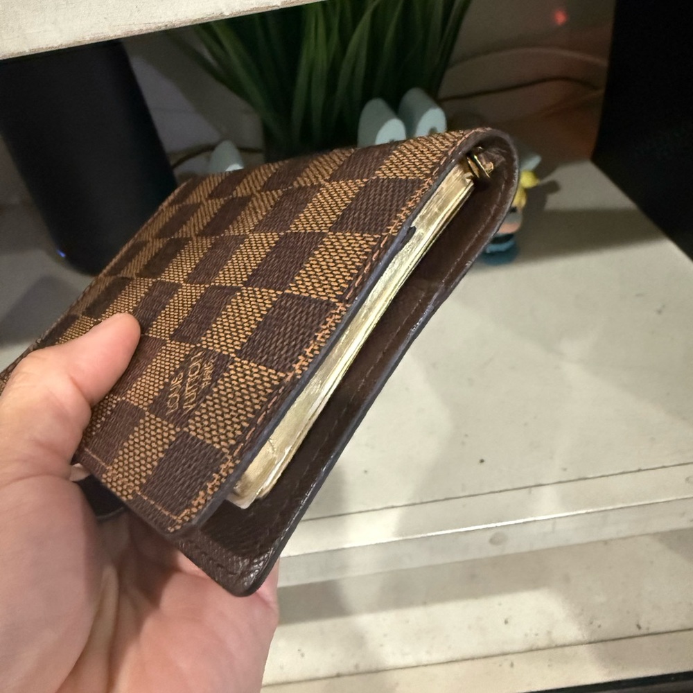Louis Vuitton - Picture 4 of 9